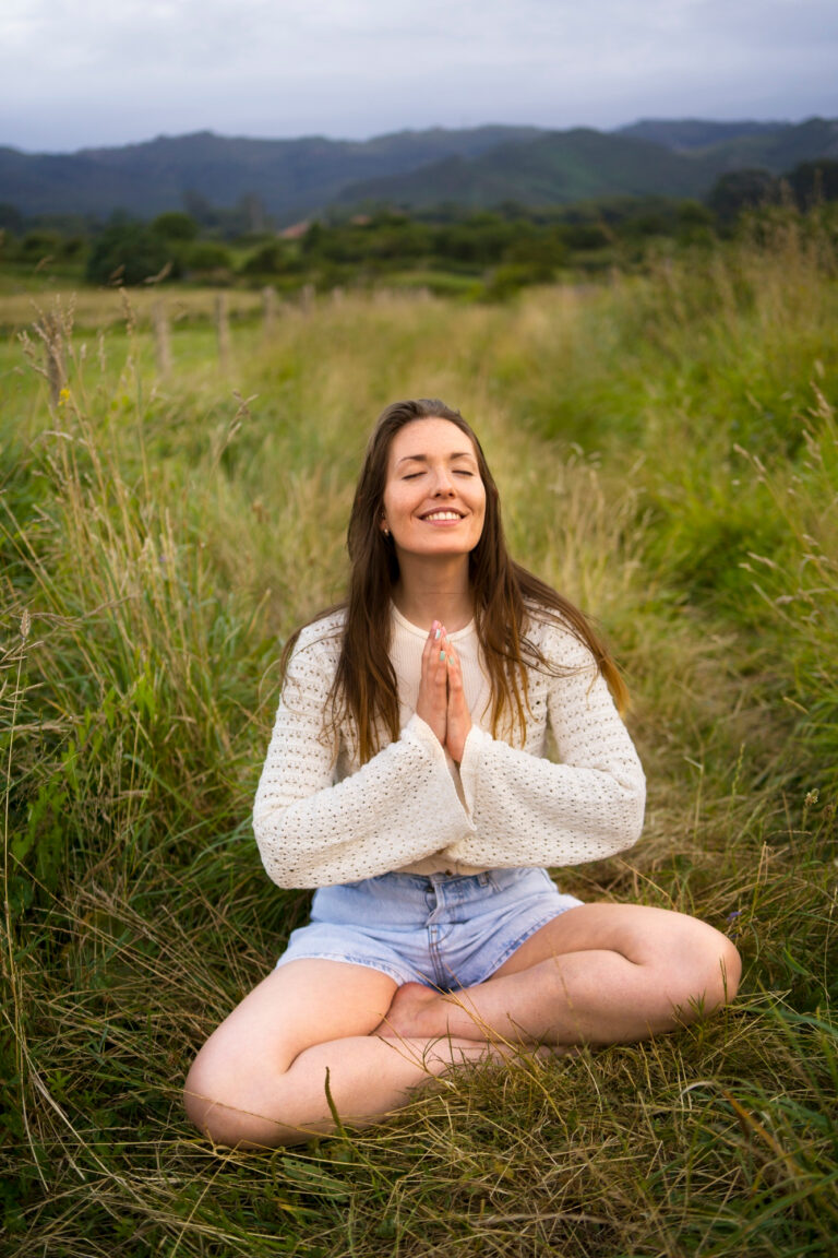 Mujer en pose de meditación o equilibrio, luz natural suave