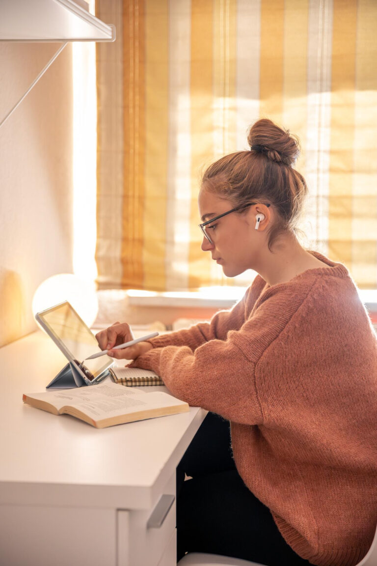 Interfaz del programa o mujer estudiando en laptop con luz cálida